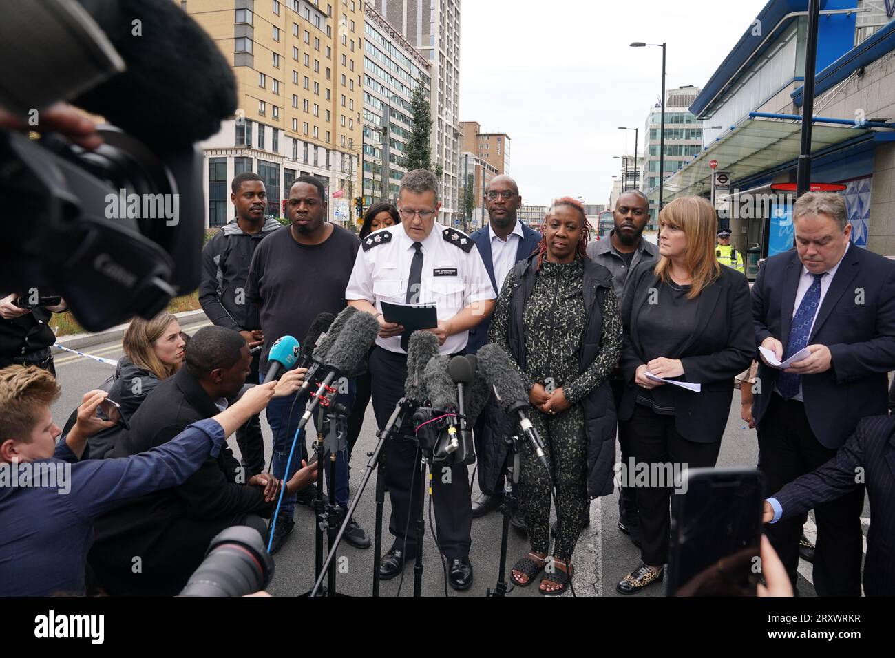 Le surintendant principal Andy Brittain s'exprimant sur les lieux près du centre commercial Whitgift à Croydon, au sud de Londres, après qu'une fille de 15 ans ait été poignardée à mort mercredi matin. La police a été appelée à 8h30 pour signaler un coup de couteau sur Wellesley Road. La fille est morte sur les lieux 40 minutes plus tard. Date de la photo : mercredi 27 septembre 2023. Banque D'Images