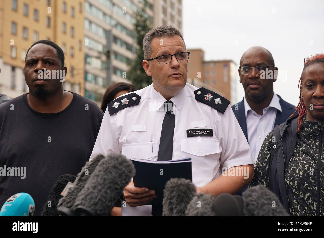 Le surintendant principal Andy Brittain s'exprimant sur les lieux près du centre commercial Whitgift à Croydon, au sud de Londres, après qu'une fille de 15 ans ait été poignardée à mort mercredi matin. La police a été appelée à 8h30 pour signaler un coup de couteau sur Wellesley Road. La fille est morte sur les lieux 40 minutes plus tard. Date de la photo : mercredi 27 septembre 2023. Banque D'Images