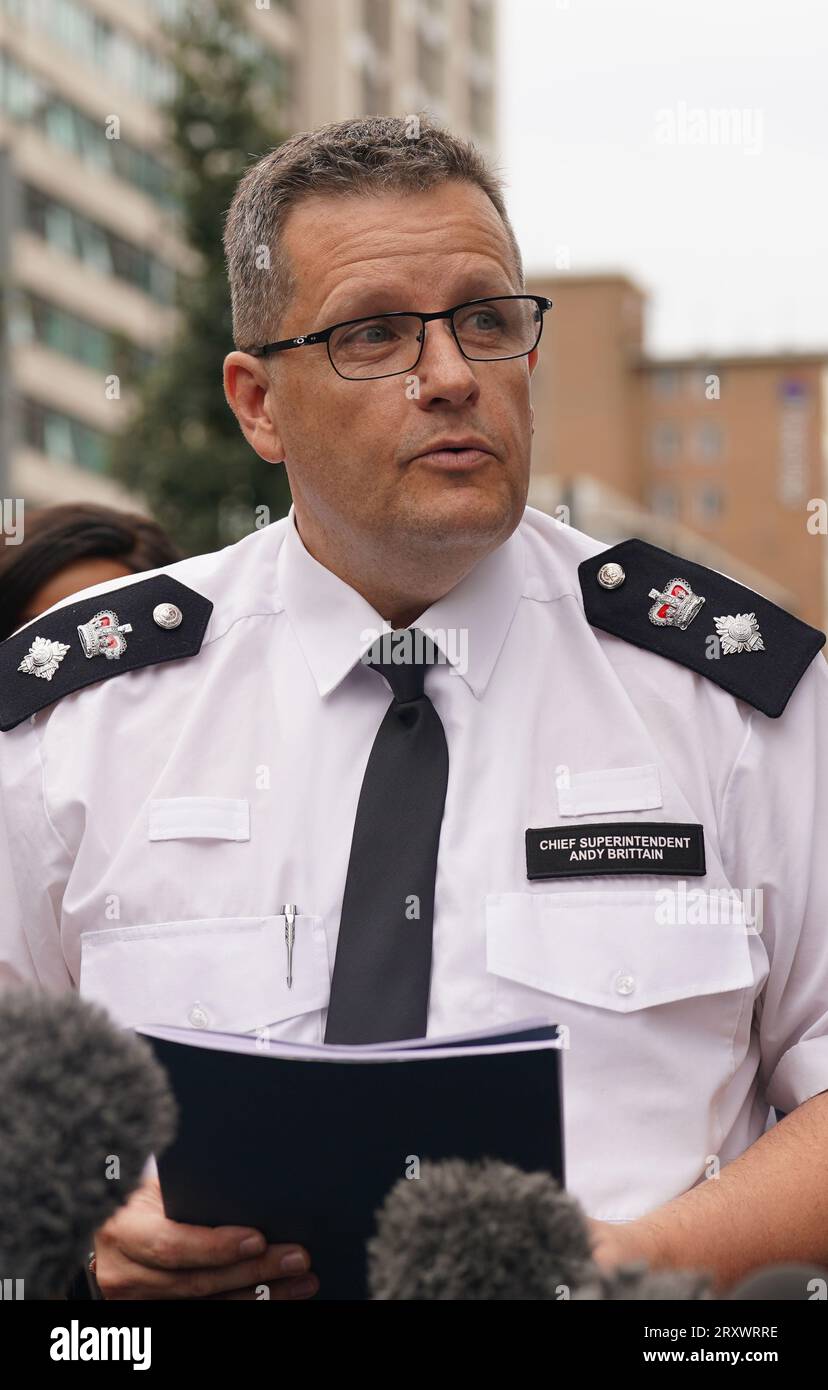 Le surintendant principal Andy Brittain s'exprimant sur les lieux près du centre commercial Whitgift à Croydon, au sud de Londres, après qu'une fille de 15 ans ait été poignardée à mort mercredi matin. La police a été appelée à 8h30 pour signaler un coup de couteau sur Wellesley Road. La fille est morte sur les lieux 40 minutes plus tard. Date de la photo : mercredi 27 septembre 2023. Banque D'Images