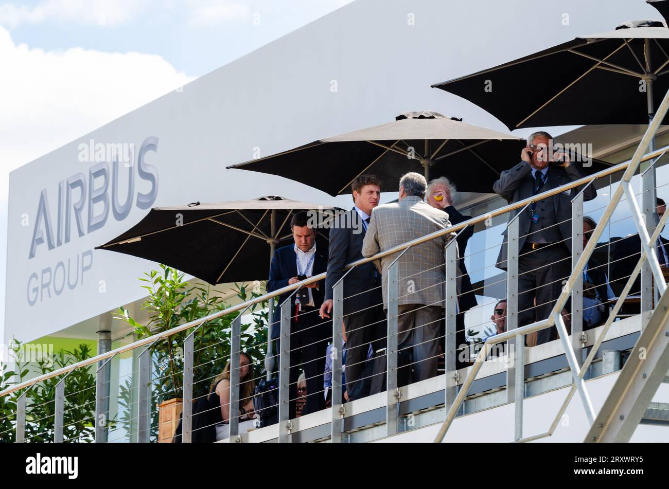 Chalet Airbus à Farnborough International Airshow 2014 occupé avec des gens d'affaires. Salle de réunion pour salon professionnel Banque D'Images