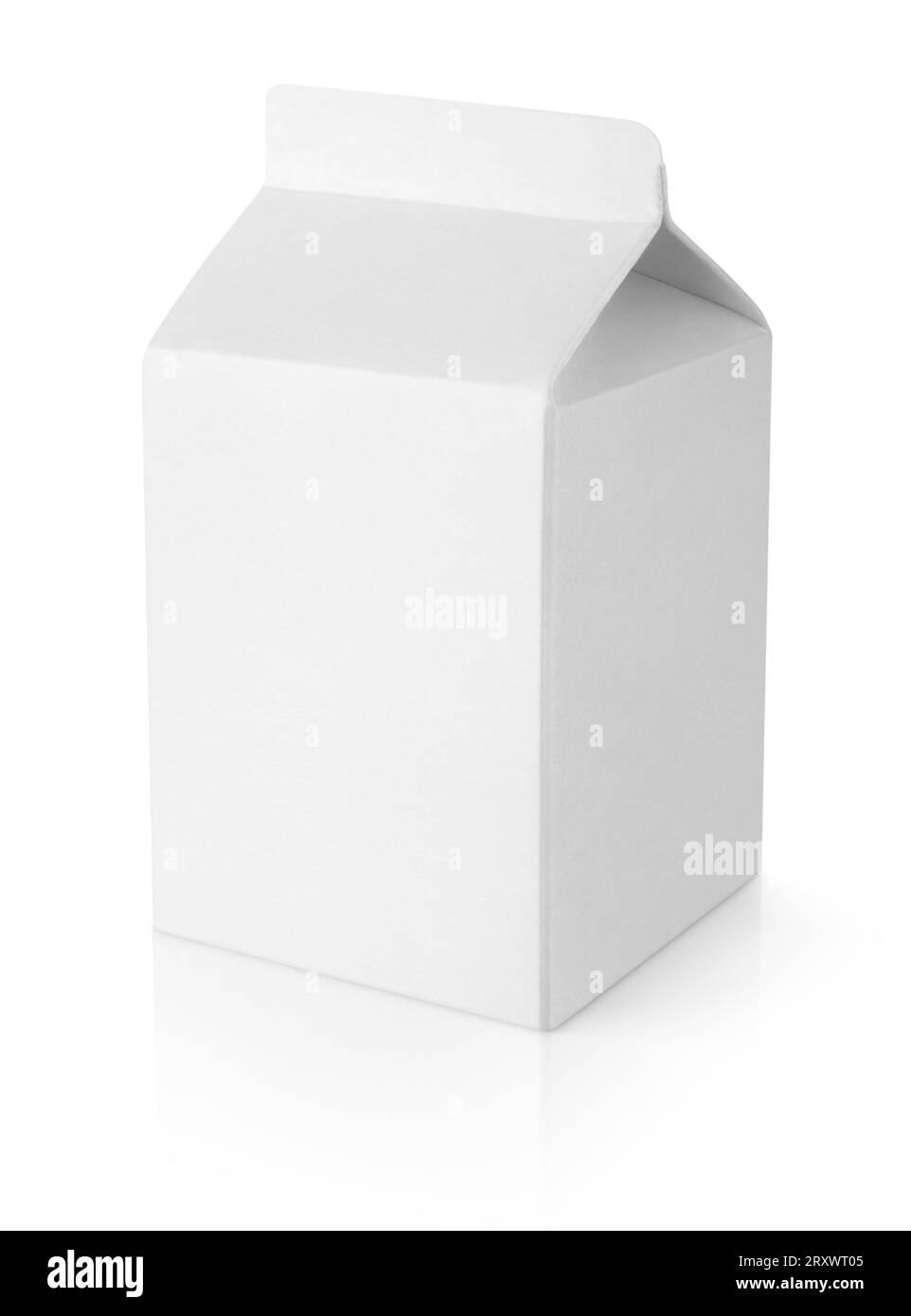 Emballage de carton de lait vierge isolé sur fond blanc avec chemin de découpe Banque D'Images