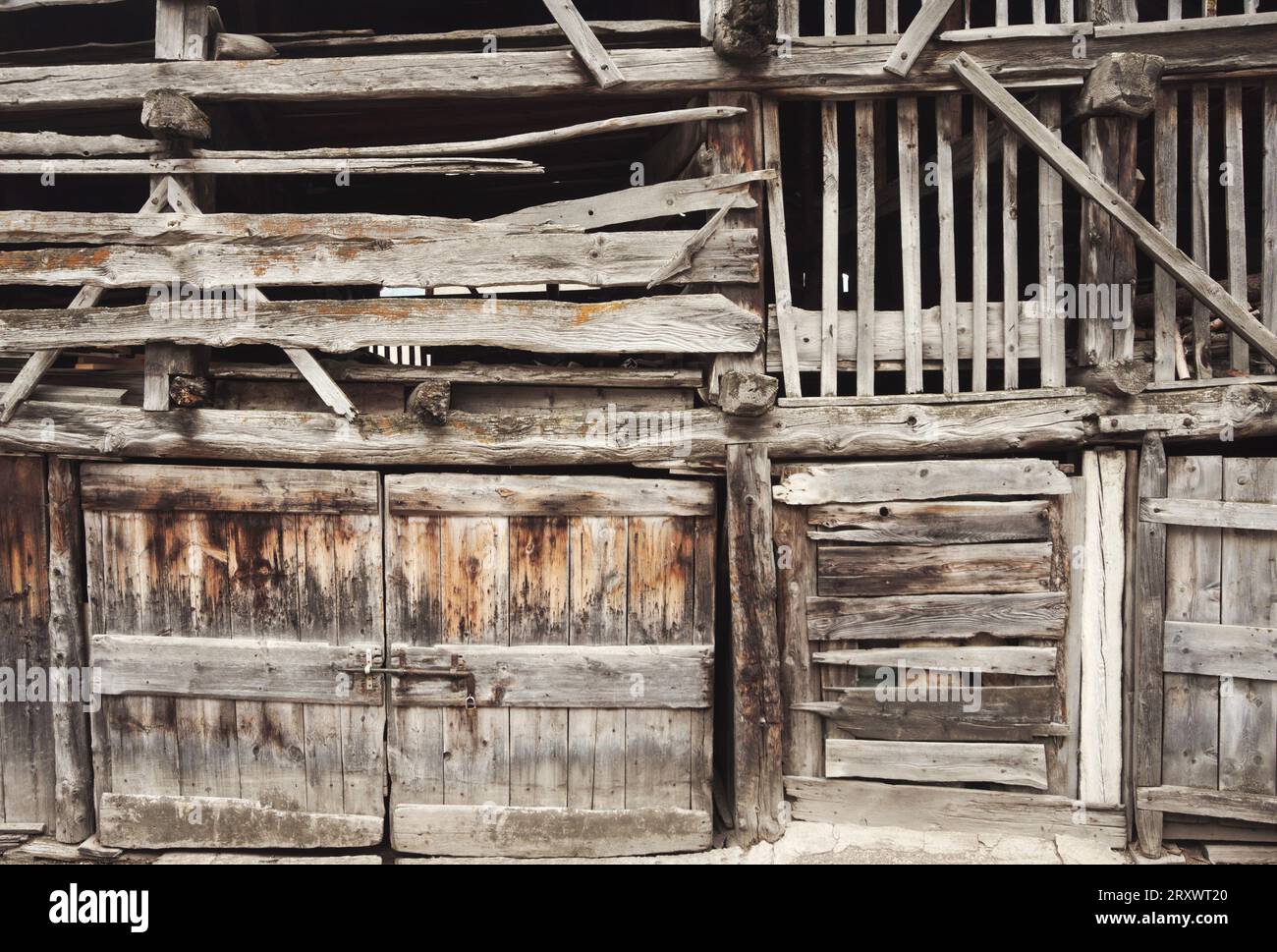 Ancienne grange à foin en bois et cabine de stockage, Pejo, Alpes italiennes Banque D'Images