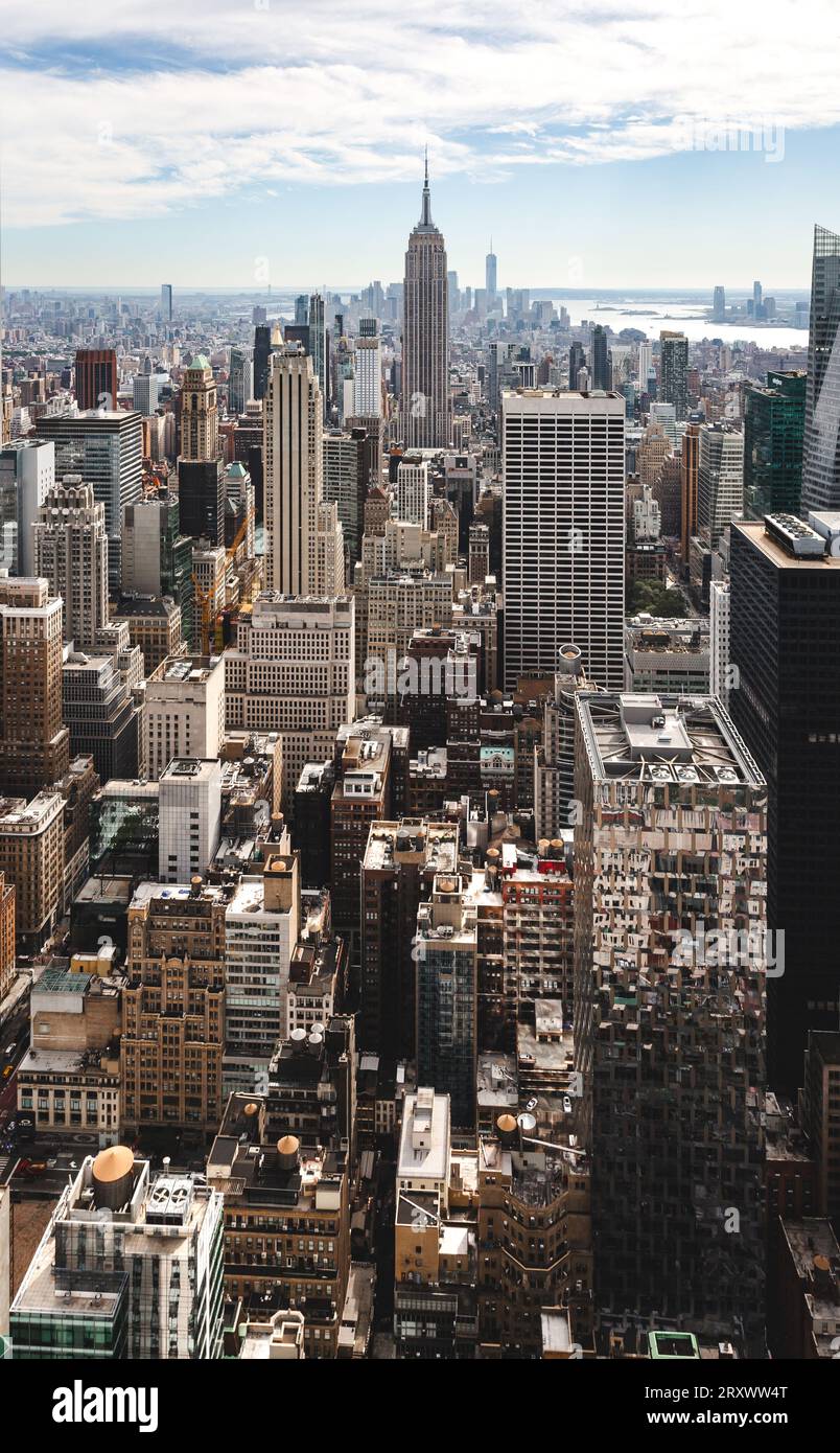 MANHATTAN, NEW YORK, ÉTATS-UNIS, - 15 SEPTEMBRE 2023. Une vue verticale du paysage de l'Empire State Building et du quartier environnant dans Midtown Manhattan Banque D'Images