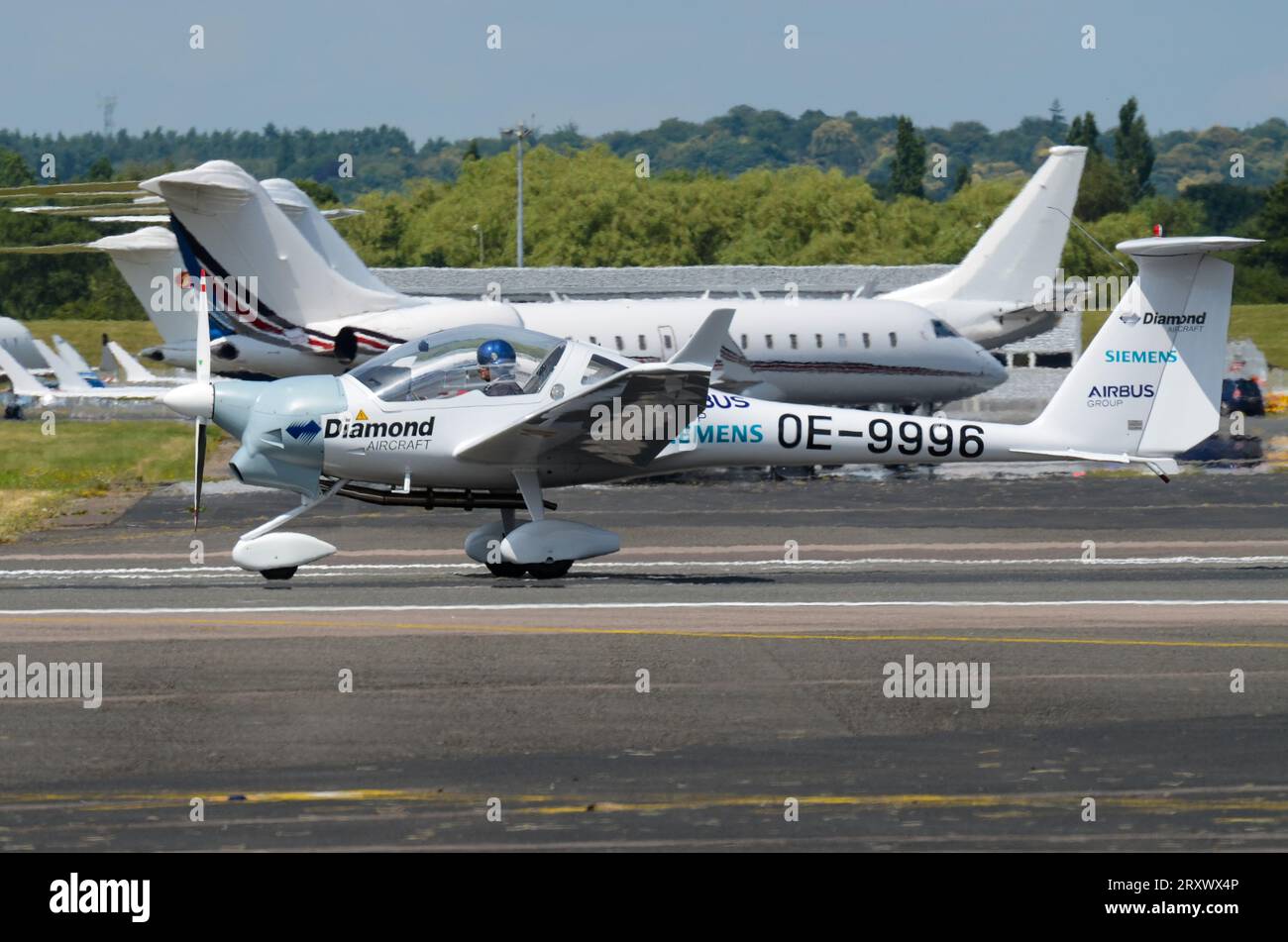 Diamond DA36 E-Star, développé par Siemens, EADS et Diamond Aircraft. Avion à propulsion hybride électrique. Avion alimenté par batterie et carburant à Farnborough Banque D'Images