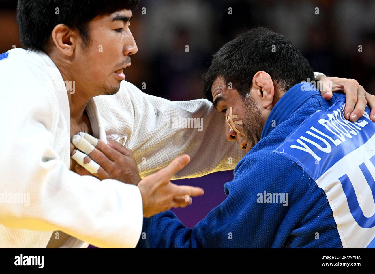 (230927) -- HANGZHOU, 27 septembre 2023 (Xinhua) -- le Japonais Oyoshi Ken (L) rivalise avec l'Ouzbekistan Murodjon Yuldoshev lors de la finale Mixte Team de Judo aux 19e Jeux asiatiques à Hangzhou, dans la province du Zhejiang, dans l'est de la Chine, le 27 septembre 2023. (Xinhua/Li an) Banque D'Images