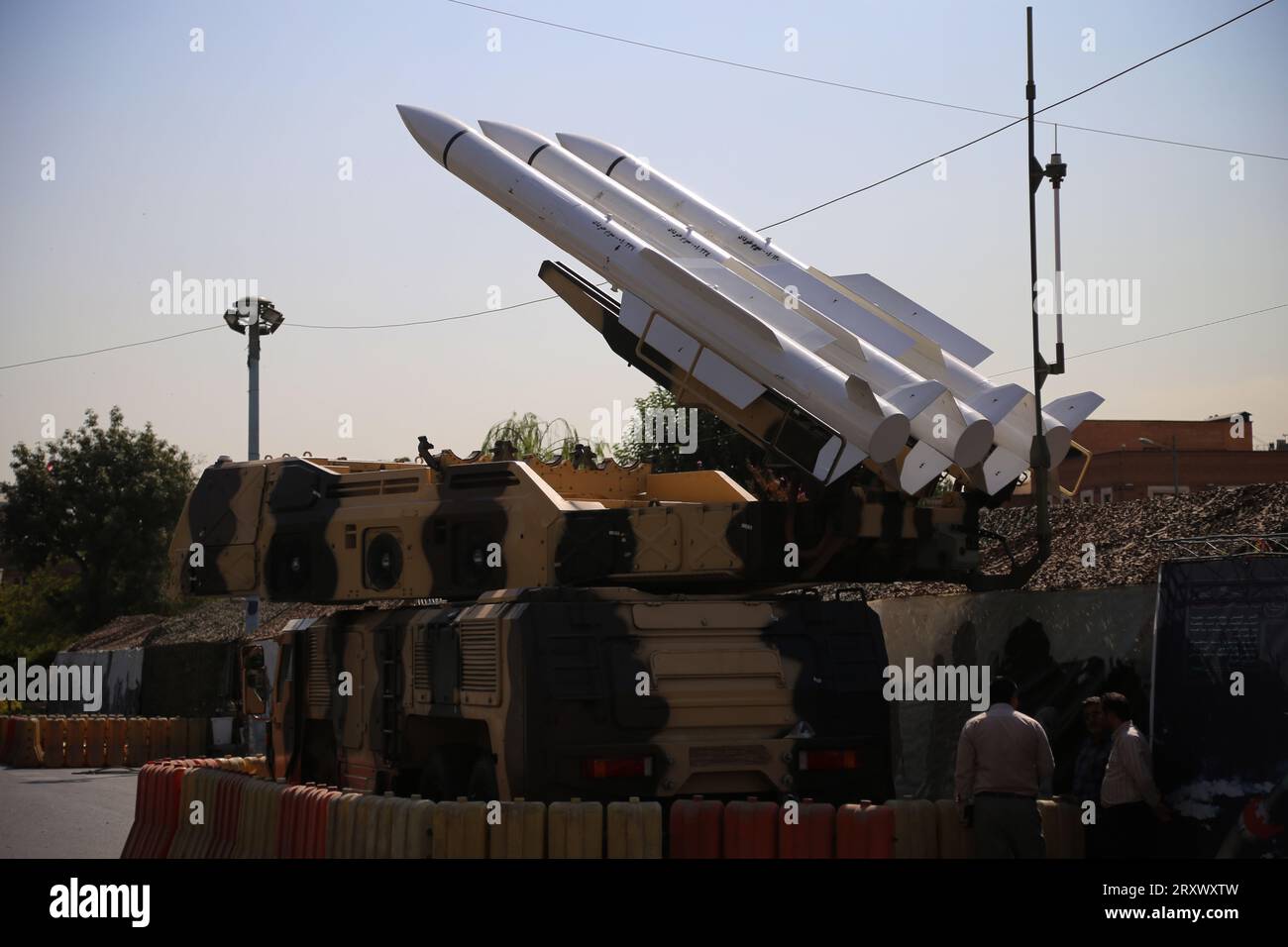 26 septembre 2023, Téhéran, Iran : un missile anti-aérien est photographié, lors d'une exposition militaire commémorant l'anniversaire de la guerre Iran-Irak (1980-88), sur la place Baharestan dans le centre-ville de Téhéran. Équipement militaire exposé par l'armée iranienne et les Gardiens paramilitaires de la révolution pour célébrer la « semaine de la défense » marquant le 43e anniversaire du début de la guerre Iran-Irak de 1980-88. L’Iran, qui a subi pendant des années des sanctions américaines et occidentales paralysantes, a développé une vaste industrie nationale de l’armement, avec un vaste arsenal de missiles et de drones. (Image de crédit : © Rouzbeh Fouladi/ZUMA Press Wire) EDITORI Banque D'Images