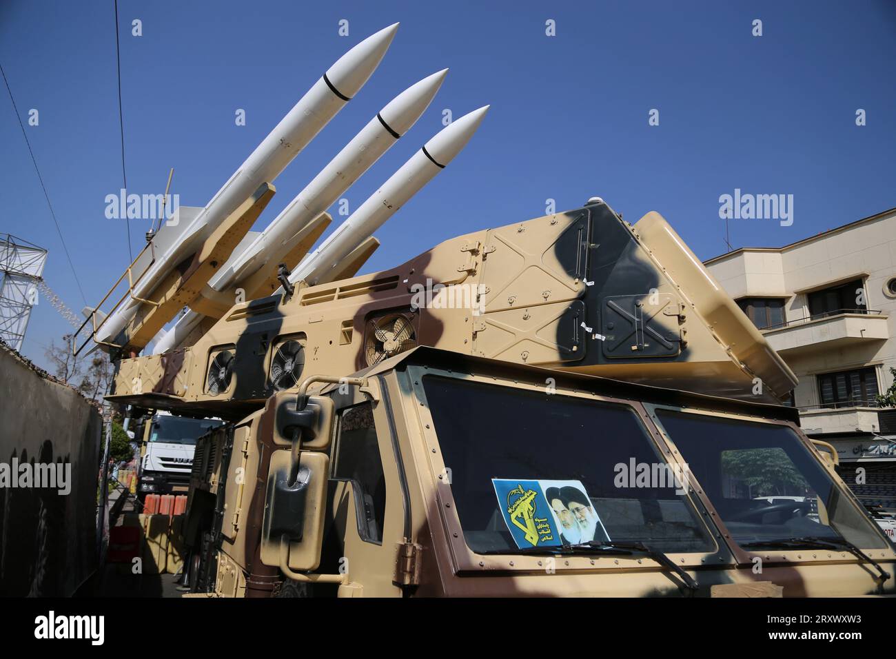 26 septembre 2023, Téhéran, Iran : un missile anti-aérien est photographié, lors d'une exposition militaire commémorant l'anniversaire de la guerre Iran-Irak (1980-88), sur la place Baharestan dans le centre-ville de Téhéran. Équipement militaire exposé par l'armée iranienne et les Gardiens paramilitaires de la révolution pour célébrer la « semaine de la défense » marquant le 43e anniversaire du début de la guerre Iran-Irak de 1980-88. L’Iran, qui a subi pendant des années des sanctions américaines et occidentales paralysantes, a développé une vaste industrie nationale de l’armement, avec un vaste arsenal de missiles et de drones. (Image de crédit : © Rouzbeh Fouladi/ZUMA Press Wire) EDITORI Banque D'Images