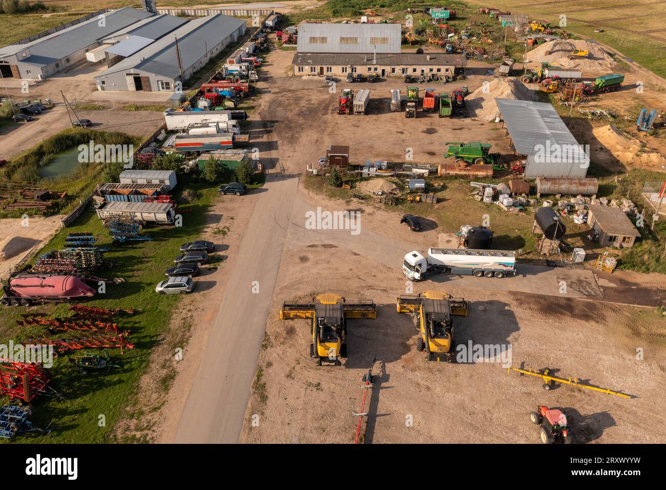 Photographie drone du lieu de stockage de matériel agricole dans une ferme pendant la journée d'été Banque D'Images