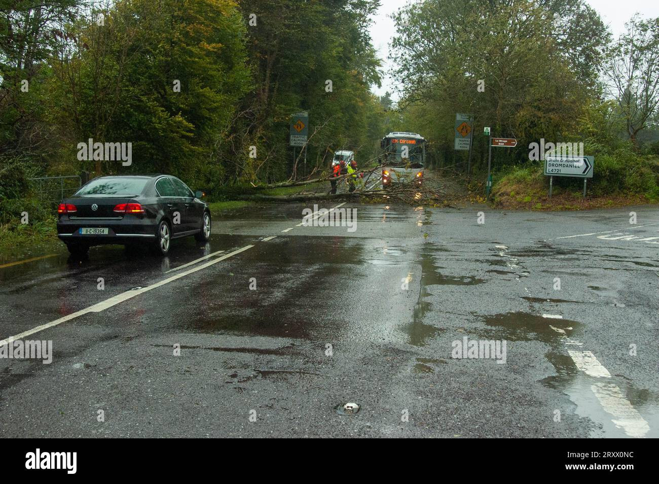 Mercredi 27 2023 septembre, Bantry, West Cork Ireland ; la tempête Agnes a frappé la terre à Bantry ce matin. Les conducteurs sont avertis de s'attendre à des retards en cas d'inondation et de tenir compte des usagers vulnérables de la route. Les chauffeurs de Bantry ont dû attendre que les ouvriers nettoient un arbre tombé sur la N71 Glengarriff Road à Ballylickey. Photo ; Evan Doak crédit : Evan Doak/Alamy Live News Banque D'Images