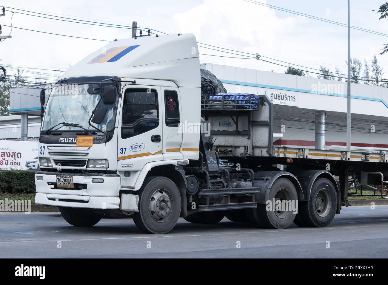 Chiangmai, Thaïlande - Auguest 21 2023 : camion de cargaison de conteneur de remorque de PongSak transport Company. Photo à la route no.1001 environ 8 km du centre-ville, Banque D'Images