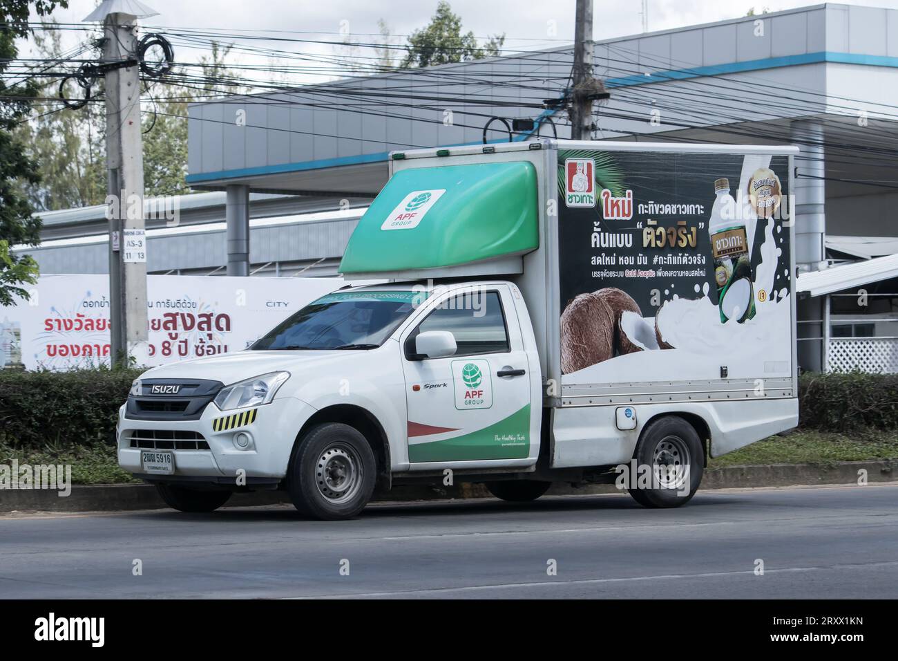 Chiangmai, Thaïlande - juin 29 2023 : camion porte-conteneurs de la société alimentaire APF Amphon. Photo à la route n ° 121 à environ 8 km du centre-ville de Chiangmai thaïlande. Banque D'Images