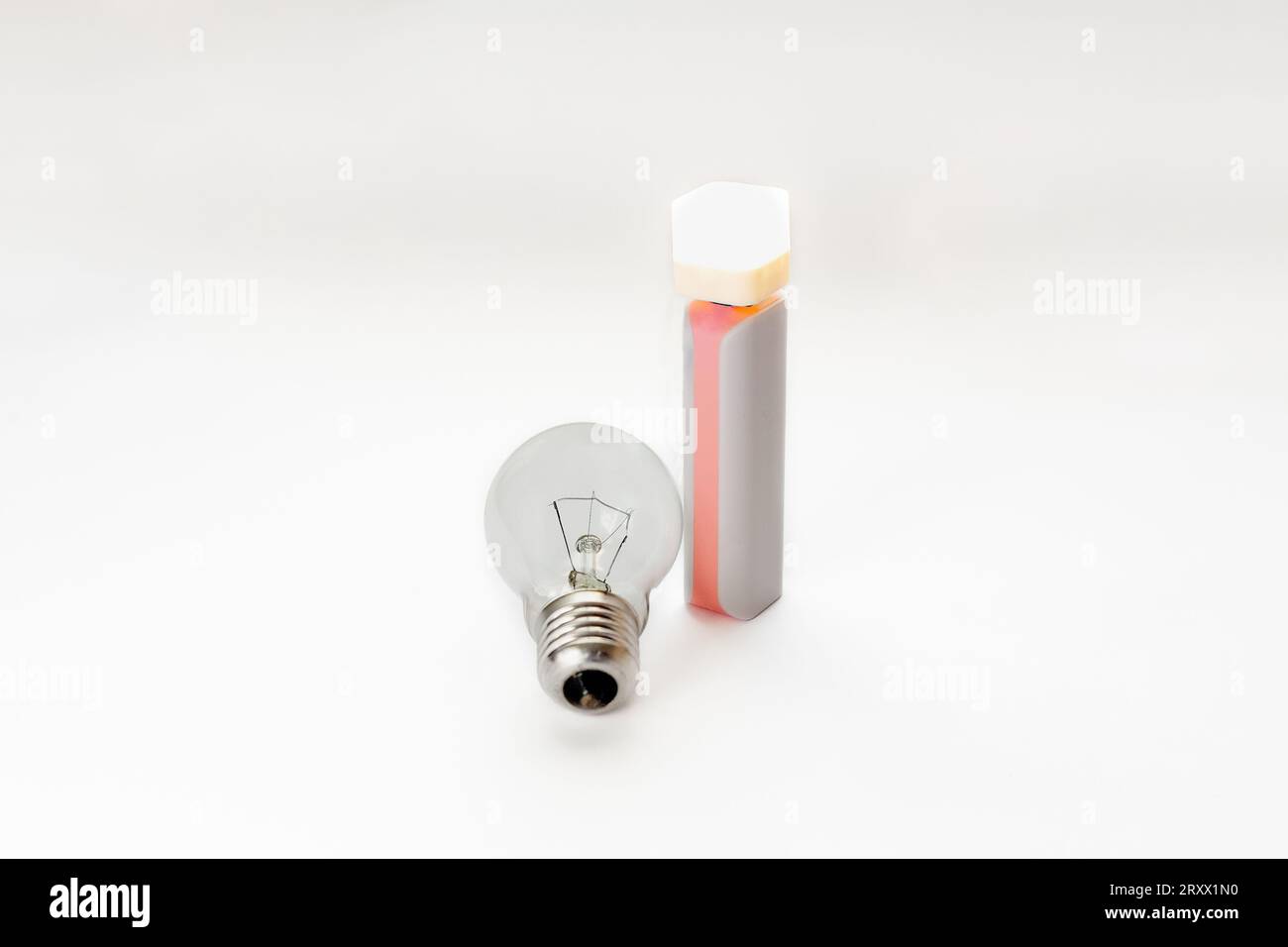 Lampe de poche LED de Power Bank via USB et lampe à incandescence. Comparaison de l'économie d'énergie et du respect de l'environnement Banque D'Images