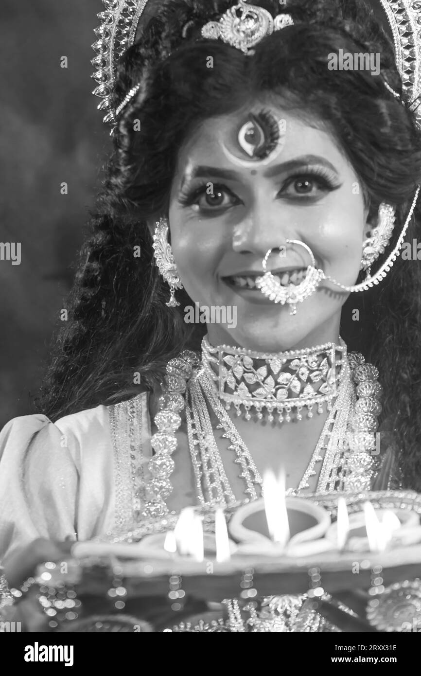 Portrait de la belle fille indienne de Durga Idol Agomoni concept photo intérieure portant sarée indienne traditionnelle, bijoux en or et bracelets. Maa Durga Banque D'Images