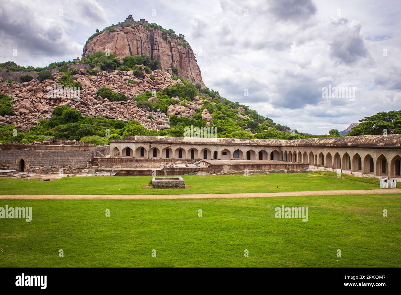 Vue sur la colline Rajagiri et le site du palais excavé dans le complexe de Gingee fort dans le district de Vlupuram, Tamil Nadu, Inde. Mise au point sur les rochers des collines. Banque D'Images