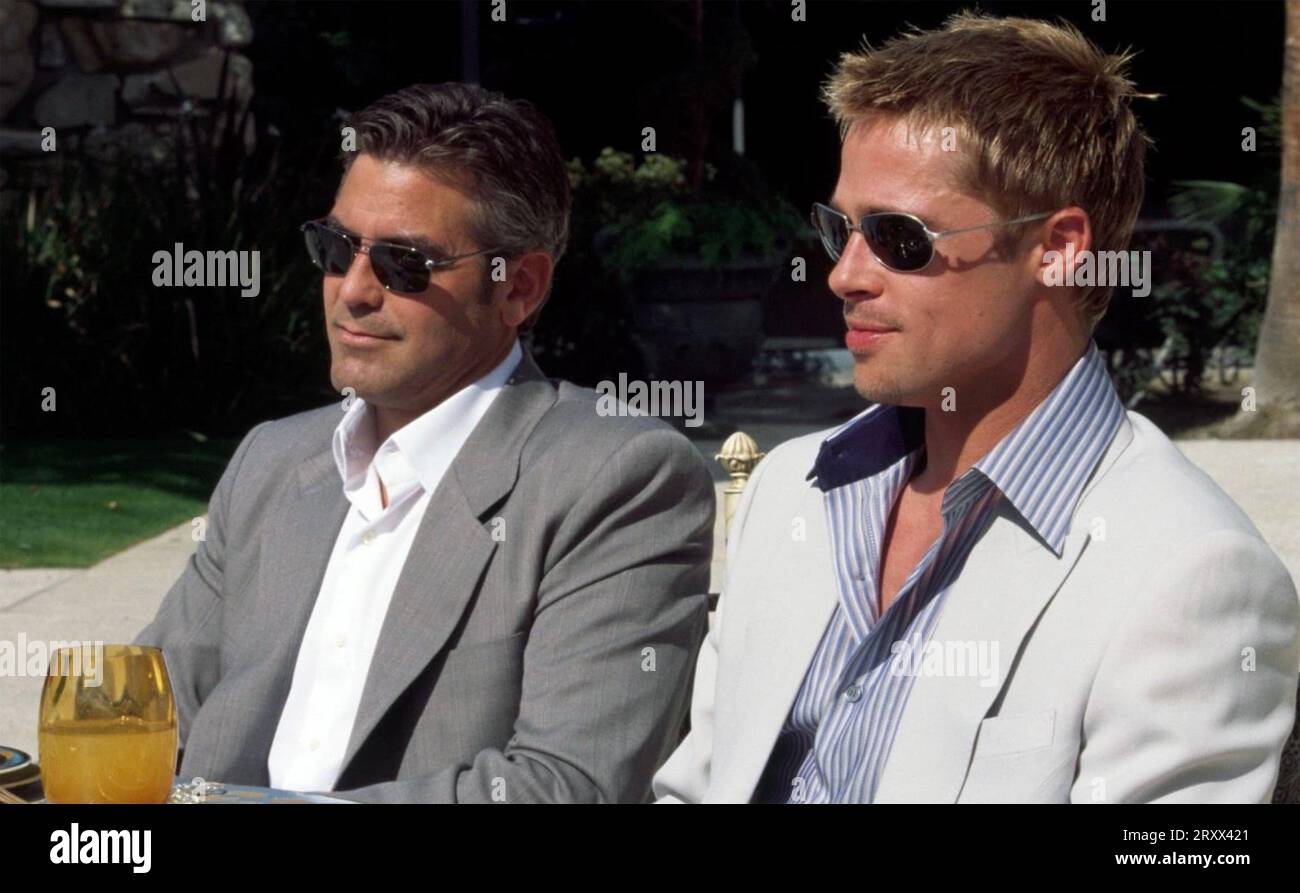 OCEANS ELEVEN 2001 Warner Bros. Film avec Brad Pitt à droite et George Clooney Banque D'Images