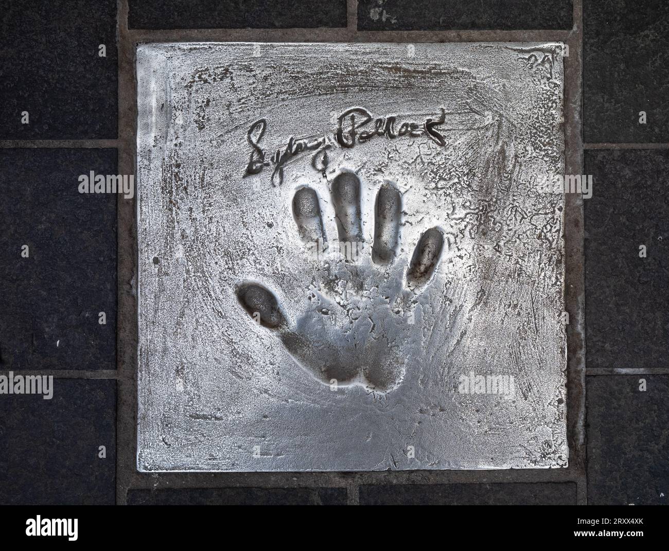 L'empreinte de main du célèbre réalisateur, producteur et acteur américain Sydney Pollack se trouve sur le trottoir de l'allée des étoiles (Avenue of the Sta Banque D'Images