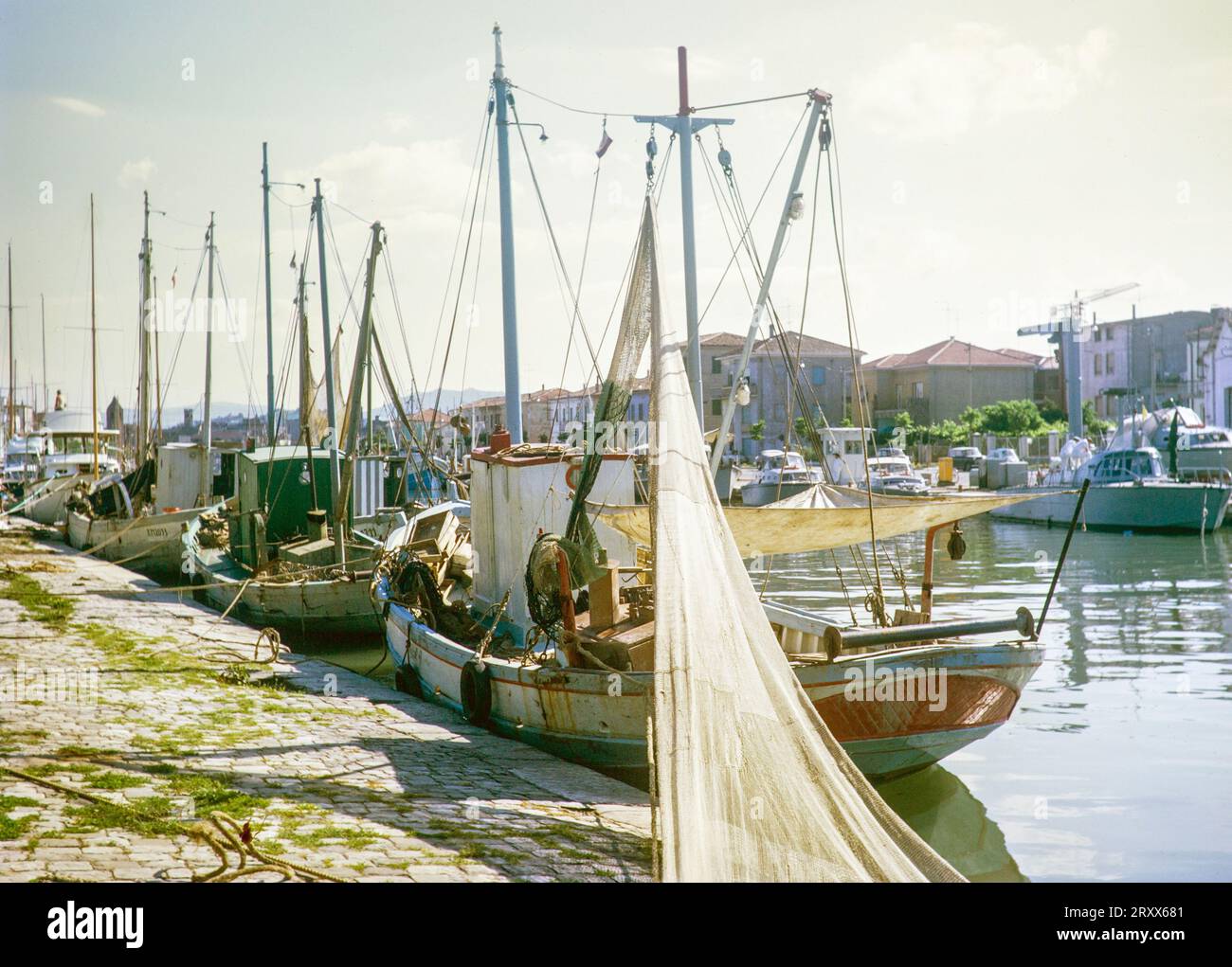 Bateaux et filets de pêche dans le port de Porto canale di Rimini, Rimini, Côte Adriatique, région Emilie-Romagne, Italie 1969 Banque D'Images