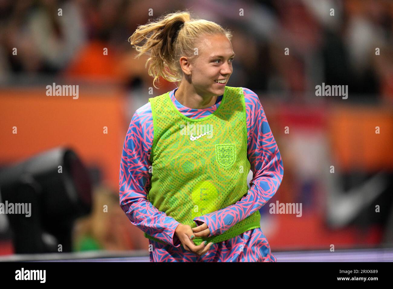 L'anglaise Esme Morgan se réchauffe sur la touche lors du match du ...