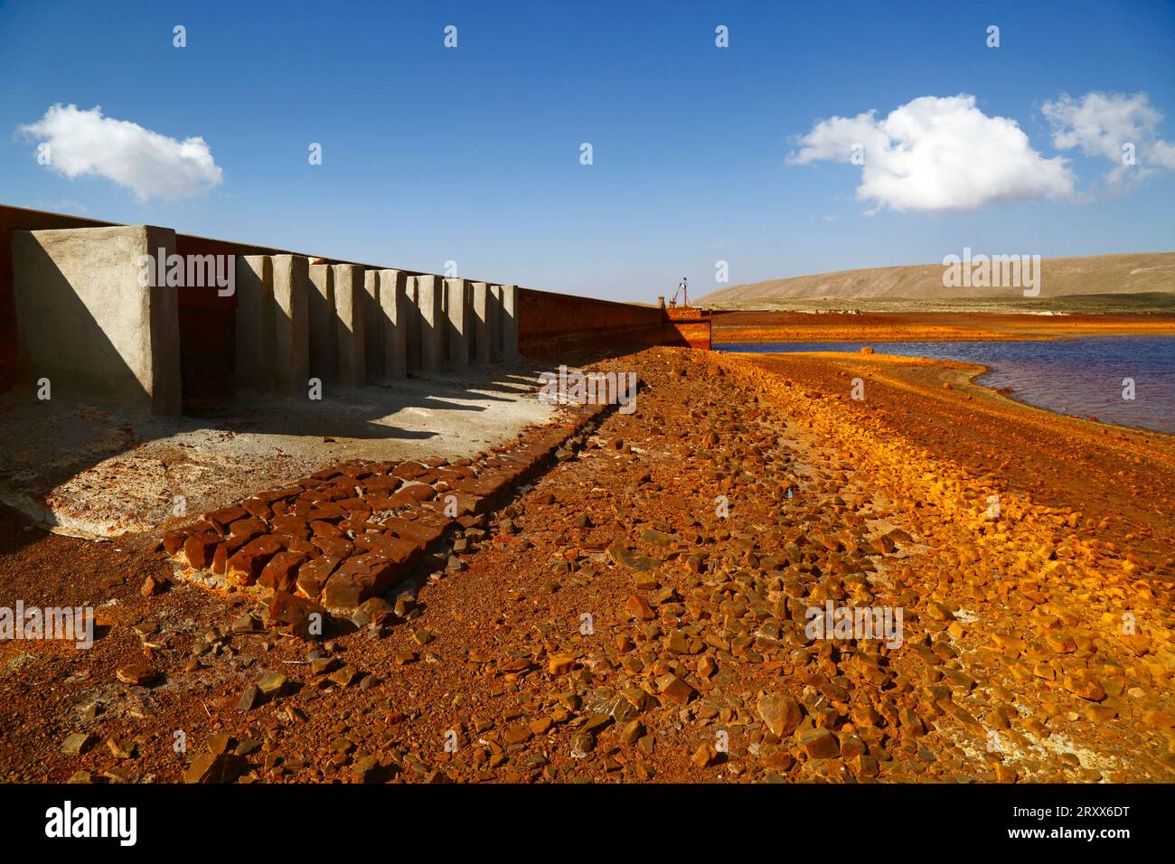 Réservoir de Milluni, près d'El Alto, BOLIVIE ; 27 septembre 2023 : une vue montrant des niveaux d'eau très bas dans le réservoir de Milluni, qui alimente la ville voisine d'El Alto et ne représente actuellement que 20% de sa capacité. Les sorties de déversoir sont sur la gauche. Les régions altiplano boliviennes connaissent actuellement une grave sécheresse et les niveaux d'eau des lacs, rivières et réservoirs sont inférieurs à la normale pour la période de l'année. Beaucoup blâment le changement climatique ; les dernières années ont été plus sèches que la normale et le phénomène El Niño se renforce actuellement dans l’océan Pacifique au large de l’Amérique du Sud. Crédit : Banque D'Images