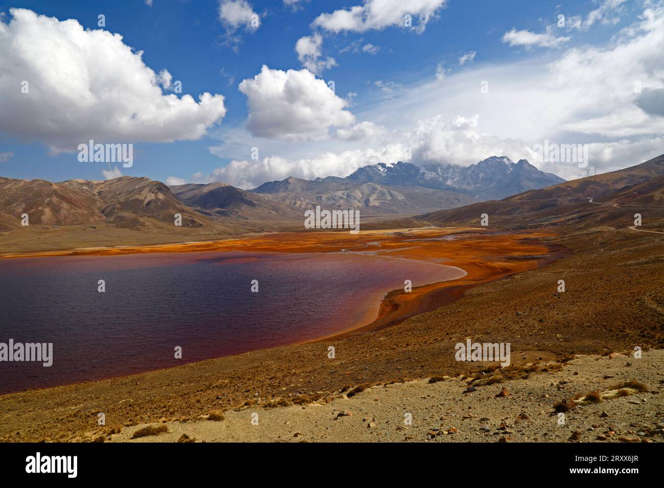 Réservoir de Milluni, près de la Paz / El Alto, BOLIVIE ; 27 septembre 2023 : une vue montrant des niveaux d'eau très bas dans le réservoir de Represa Milluni, qui alimente la ville voisine d'El Alto et ne représente actuellement que 20% de sa capacité. Les régions altiplano boliviennes connaissent actuellement une grave sécheresse et les niveaux d'eau des lacs, rivières et réservoirs sont inférieurs à la normale pour la période de l'année. Beaucoup blâment le changement climatique ; les dernières années ont été plus sèches que la normale et le phénomène El Niño se renforce actuellement dans l’océan Pacifique au large de l’Amérique du Sud. Crédit : James Brunker/Alamy Banque D'Images