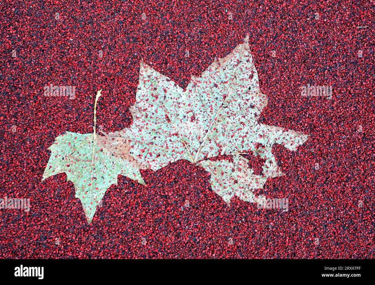 L'avion de Londres laisse enfoncé dans la surface rouge du tarmac de Une route dans la capitale - Londres Royaume-Uni Banque D'Images