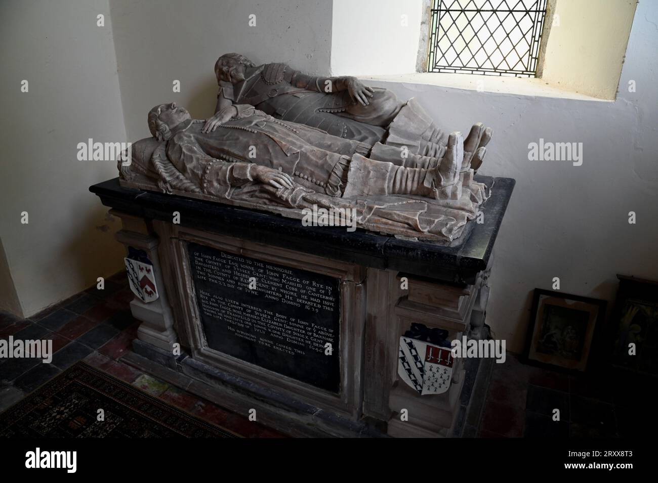 Le coffre tombal de John Fagge et de son fils, également nommé John, domine la Lady Chapel of St Eanswith Church, Brenzett, Romney Marsh. Il date de 1639. Banque D'Images