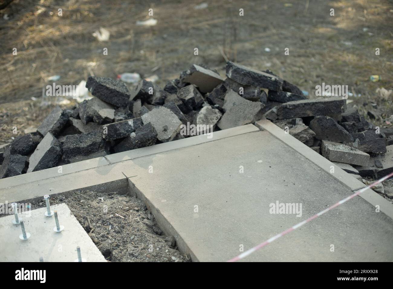 Asphalte cassé. Préparation des travaux. Morceaux d'asphalte. Débris. Banque D'Images