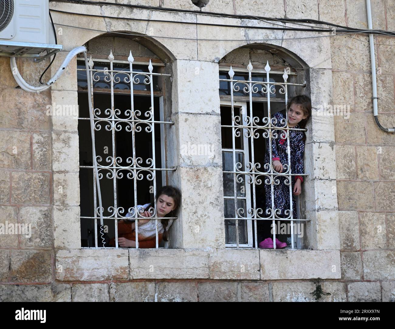 Les filles juives ultra-orthodoxes regardent par la fenêtre alors que les gens se préparent pour la fête juive de Soukcot, la fête des Tabernacles, à Mea Shearim à Jérusalem, le mercredi 27 septembre 2023. Les Juifs religieux construisent des huttes temporaires, ou sukkahs, pour commémorer les 40 ans que les Israélites ont erré dans le désert après leur exode d'Egypte. Photo de Debbie Hill/ UPI Banque D'Images