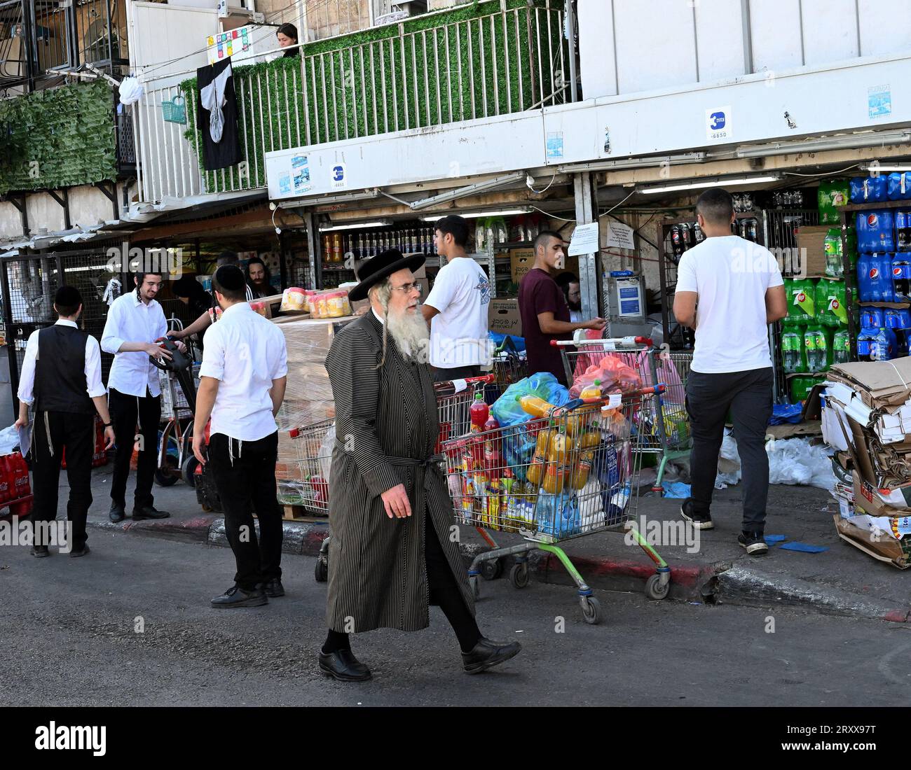 Les Juifs ultra-orthodoxes font des emplettes pour la fête juive de Soukcot, la fête des Tabernacles, à Mea Shearim à Jérusalem, le mercredi 27 septembre 2023. Les Juifs religieux construisent des huttes temporaires, ou sukkahs, pour commémorer les 40 ans que les Israélites ont erré dans le désert après leur exode d'Egypte. Photo de Debbie Hill/ UPI Banque D'Images