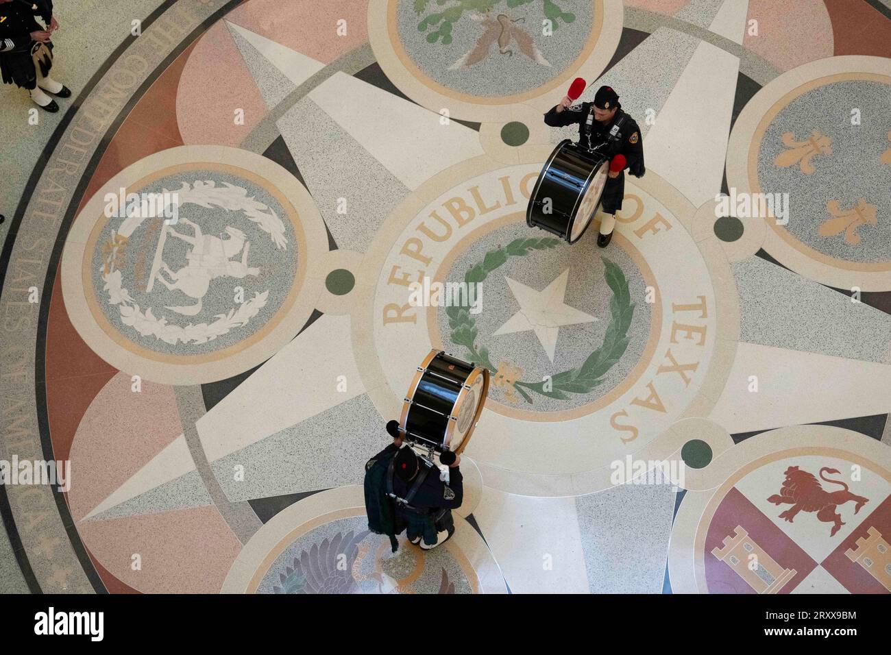 Austin Texas États-Unis, septembre 11 2023 : un corps de tambours et de cornemuleurs basé au Texas se produit dans la rotonde du Capitole du Texas à l'occasion du 22e anniversaire des attaques du 11 septembre avec une sombre cérémonie du souvenir. Les touristes regardaient depuis les 2e et 3e balcons pendant le service commémoratif. ©Bob Daemmrich Banque D'Images