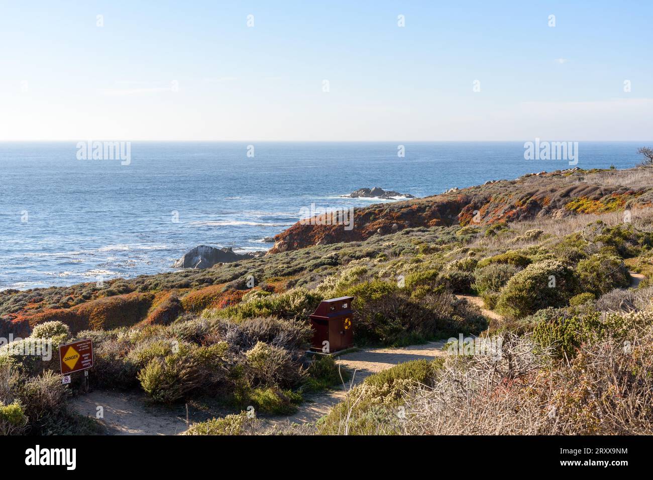 Bac de recyclage le long d'un chemin côtier déserté sur la côte de la Californie par une journée ensoleillée d'automne Banque D'Images