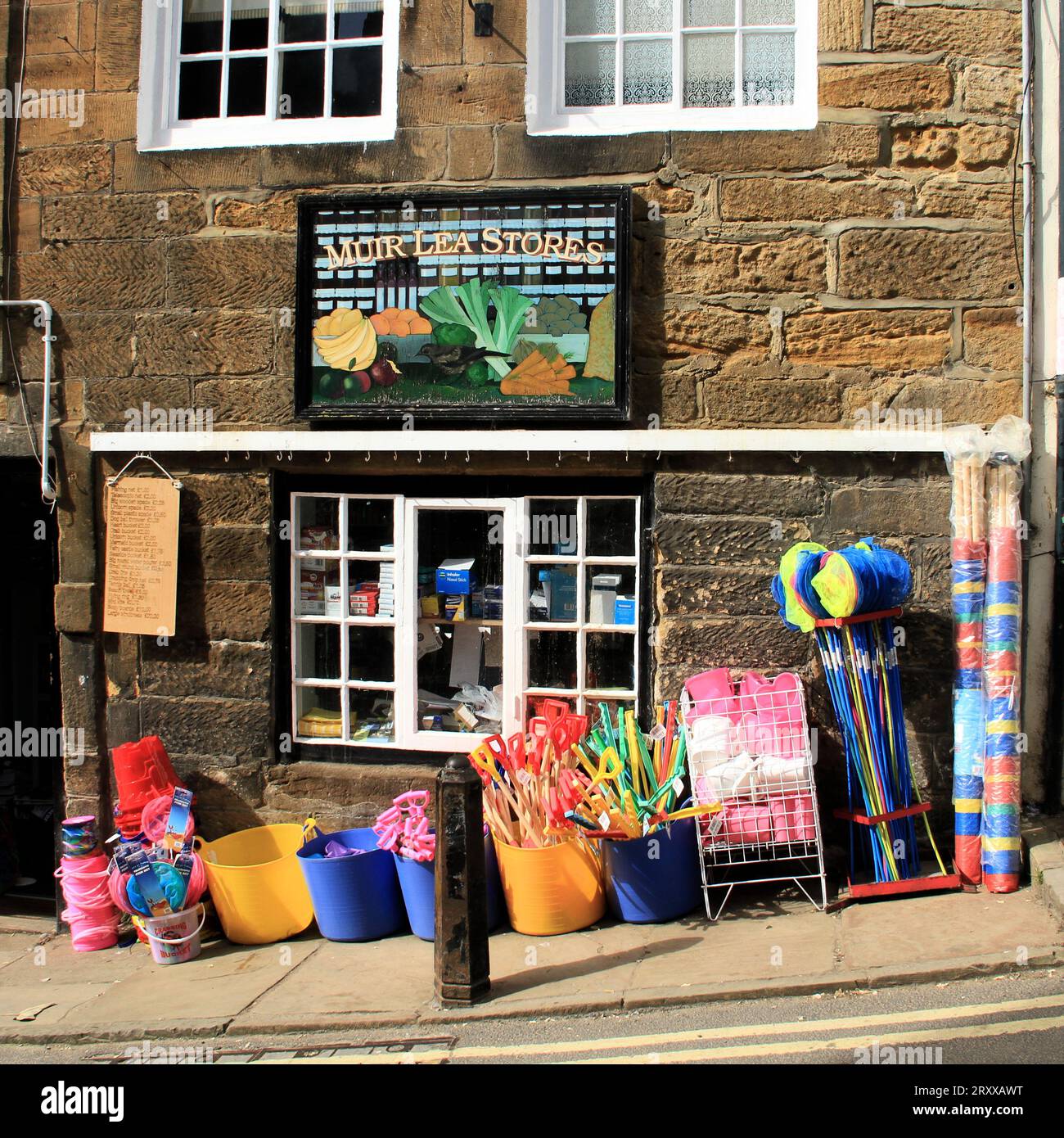 Magasin général couleur à Robin Hoods Bay, Yorkshire Banque D'Images