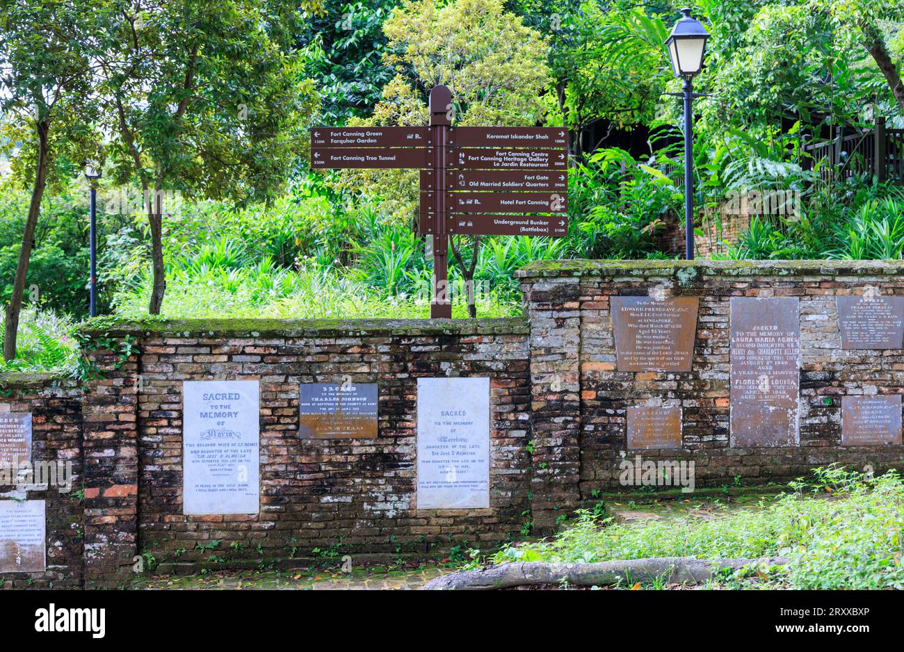 Pierres tombales du cimetière à fort Canning Park, Singapour Banque D'Images