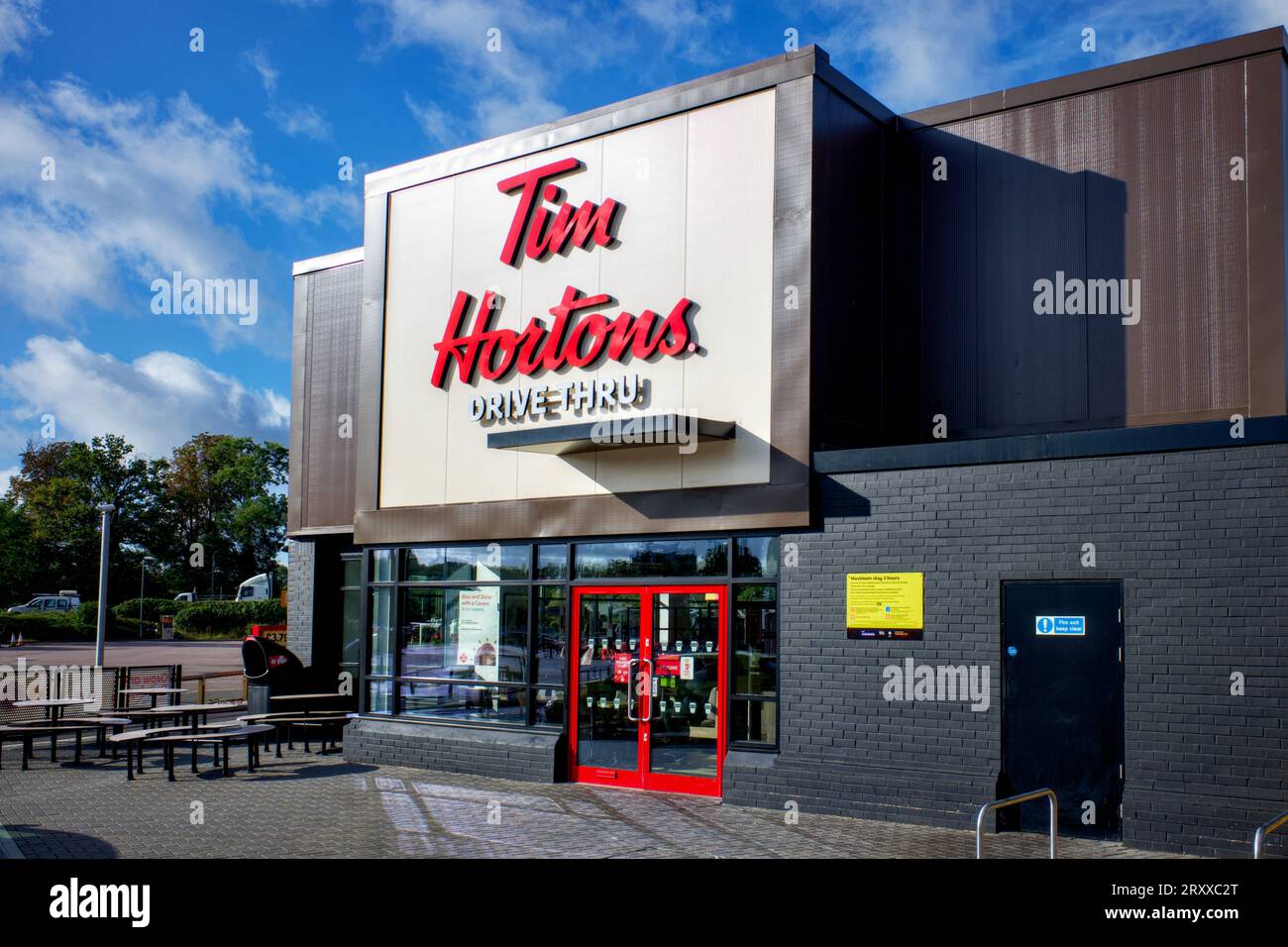 Tim Hortons Drive Thru Restaurant, Watford, Hertfordshire, Angleterre, Royaume-Uni Banque D'Images