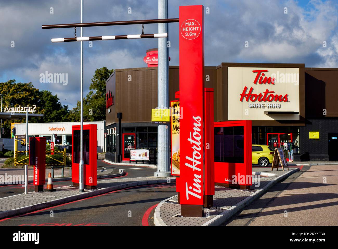Tim Hortons Drive Thru Restaurant, Watford, Hertfordshire, Angleterre, Royaume-Uni Banque D'Images