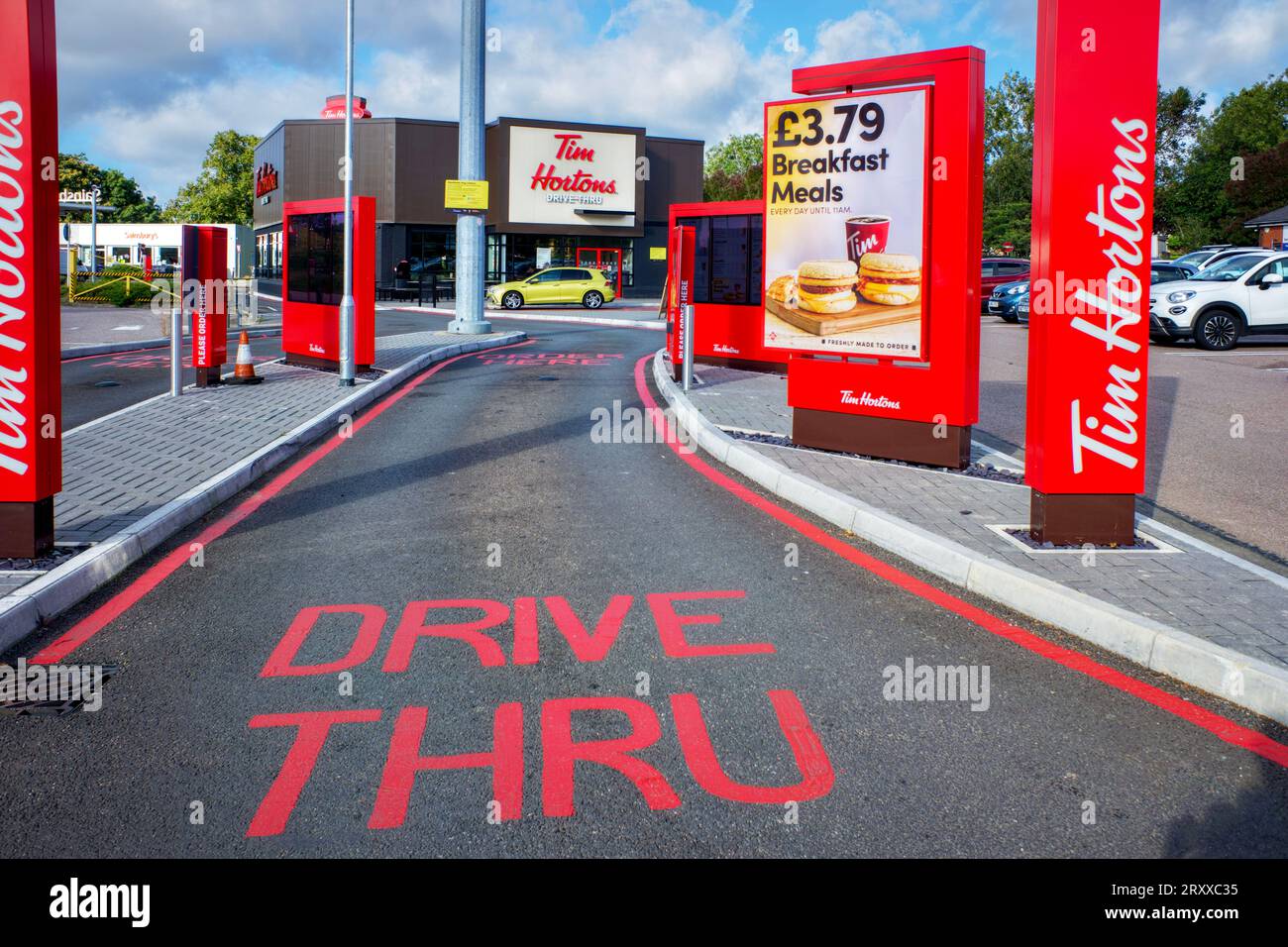 Tim Hortons Drive Thru Restaurant, Watford, Hertfordshire, Angleterre, Royaume-Uni Banque D'Images