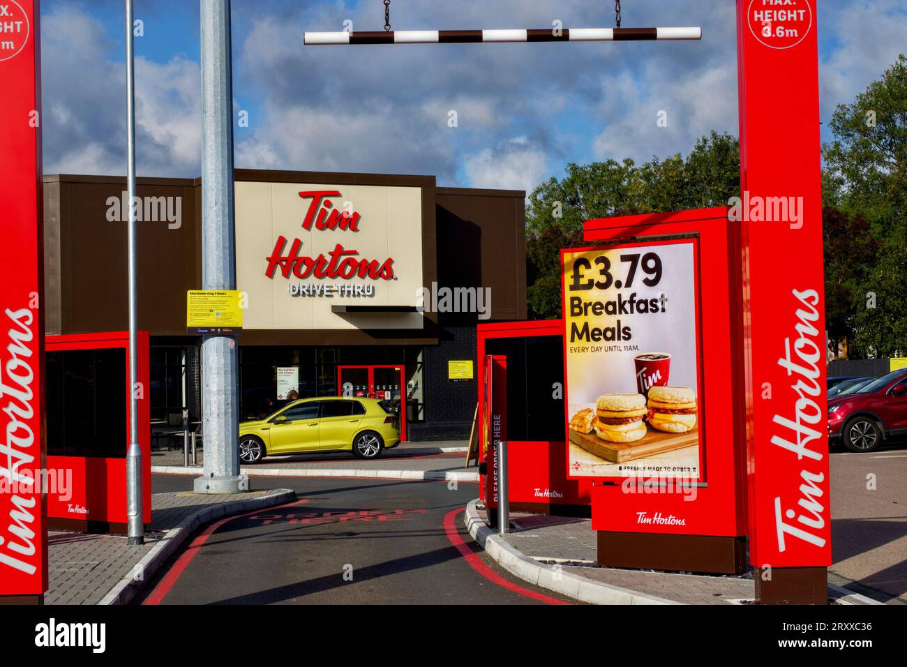 Tim Hortons Drive Thru Restaurant, Watford, Hertfordshire, Angleterre, Royaume-Uni Banque D'Images