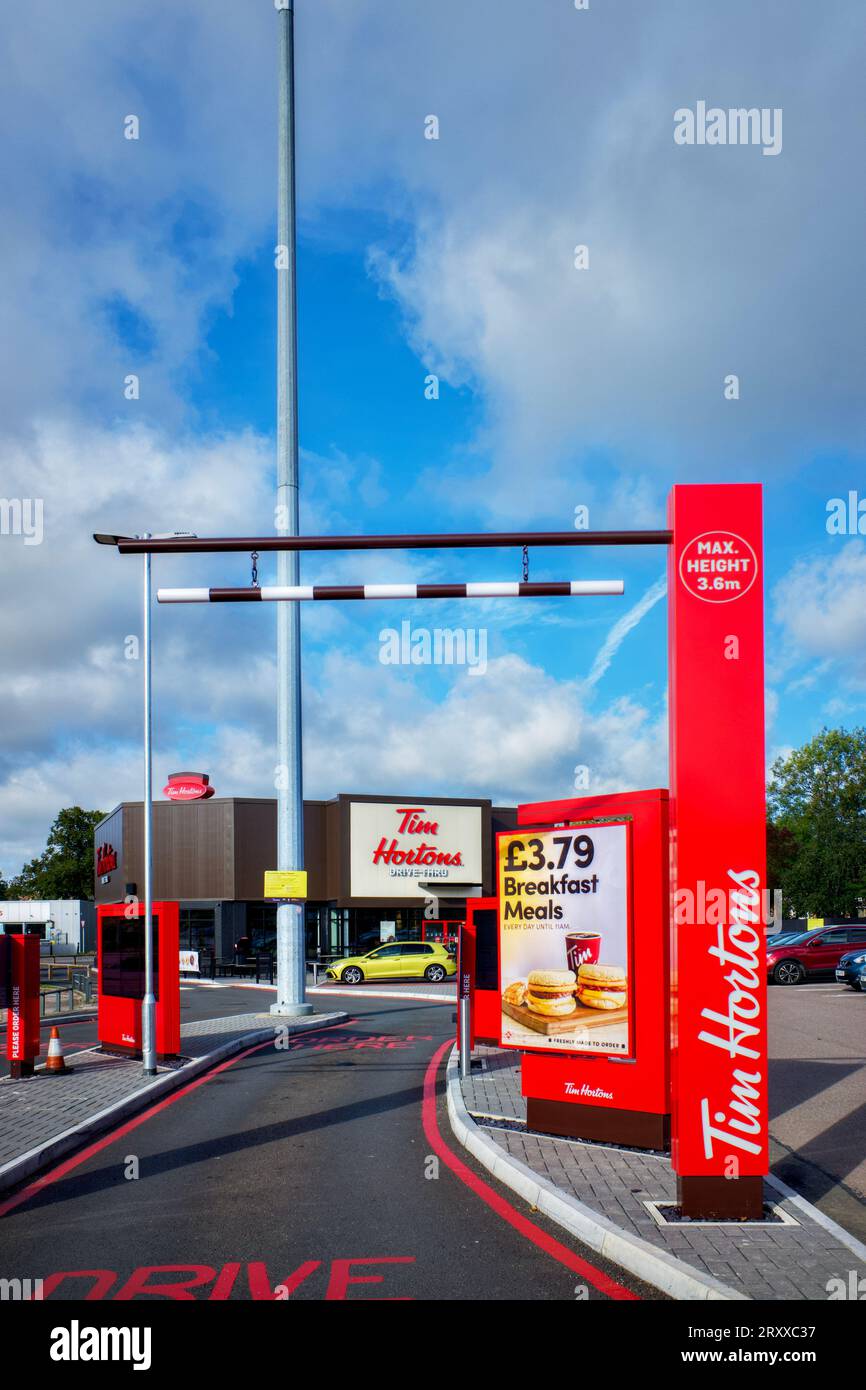 Tim Hortons Drive Thru Restaurant, Watford, Hertfordshire, Angleterre, Royaume-Uni Banque D'Images