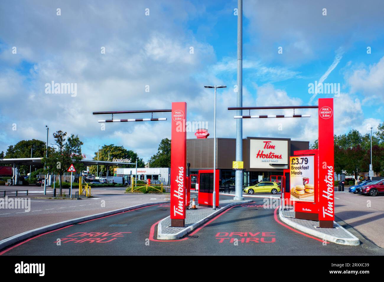 Tim Hortons Drive Thru Restaurant, Watford, Hertfordshire, Angleterre, Royaume-Uni Banque D'Images