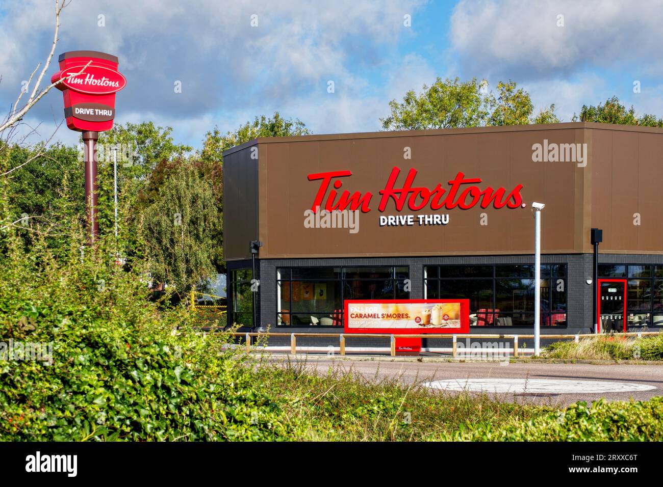 Tim Hortons Drive Thru Restaurant, Watford, Hertfordshire, Angleterre, Royaume-Uni Banque D'Images