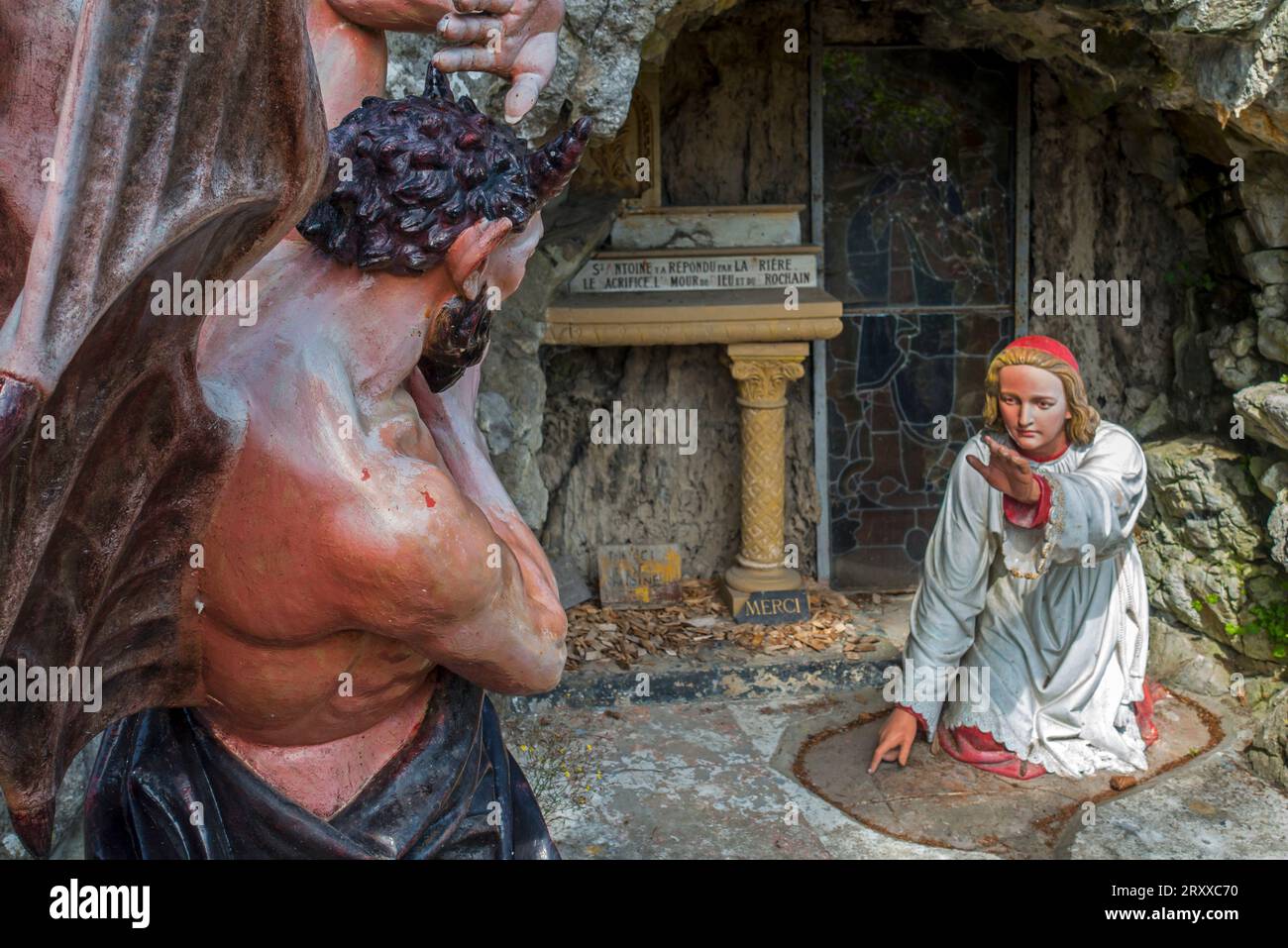 Sculpture du diable et Saint Antoine de Padoue à la grotte dans le village Crupet, Assesse, province de Namur, Ardennes belges, Wallonie, Belgique Banque D'Images