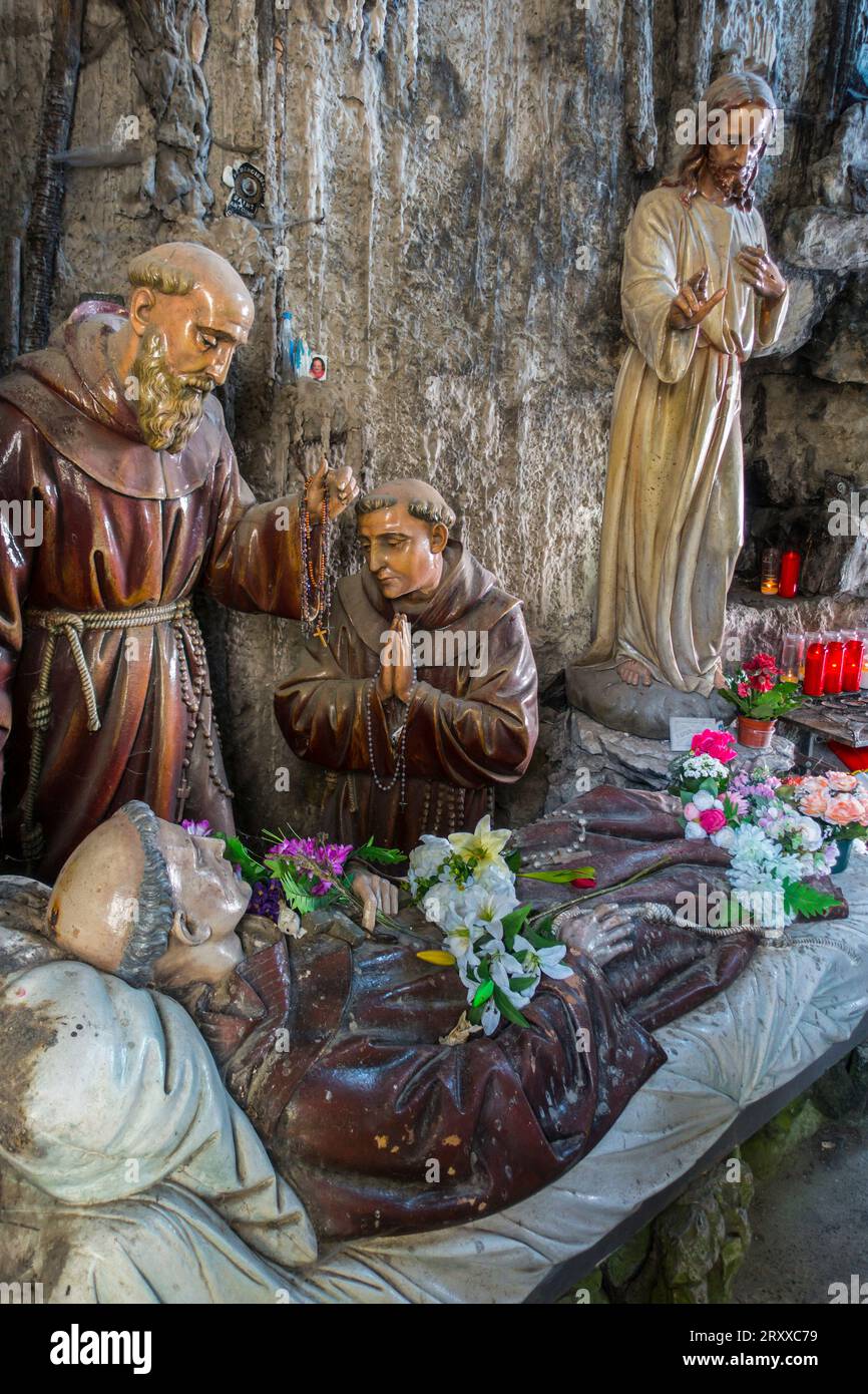 Sculptures dans la Grotte de St Antoine de Padoue, lieu de pèlerinage dans le village Crupet, Assesse, province de Namur, Ardennes belges, Wallonie, Belgique Banque D'Images