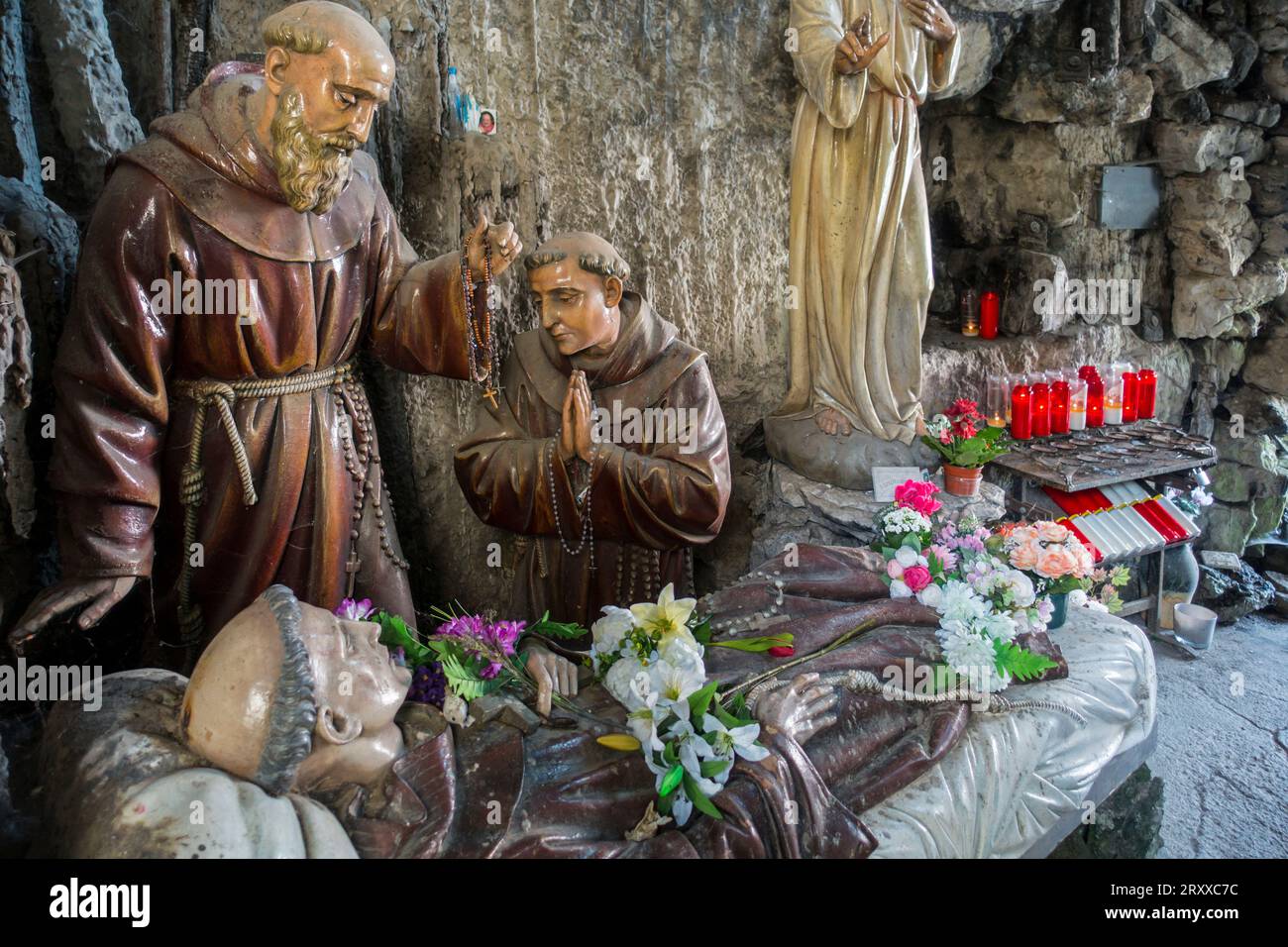 Sculptures dans la Grotte de St Antoine de Padoue, lieu de pèlerinage dans le village Crupet, Assesse, province de Namur, Ardennes belges, Wallonie, Belgique Banque D'Images