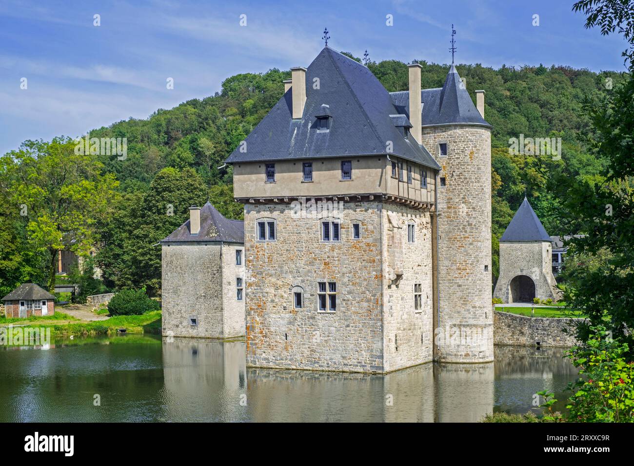 13e siècle Château des Carondelet, donjon médiéval à douves dans le village de Crupet, Assesse, province de Namur, Ardennes belges, Wallonie, Belgique Banque D'Images