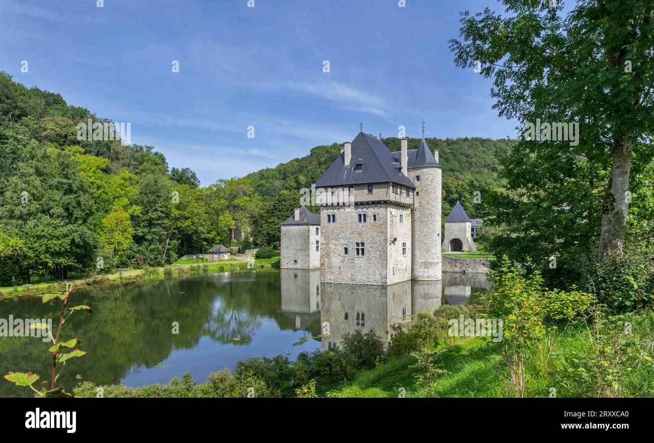 13e siècle Château des Carondelet, donjon médiéval à douves dans le village de Crupet, Assesse, province de Namur, Ardennes belges, Wallonie, Belgique Banque D'Images