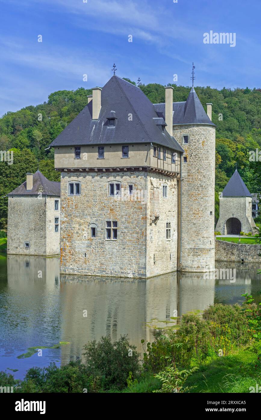 13e siècle Château des Carondelet, donjon médiéval à douves dans le village de Crupet, Assesse, province de Namur, Ardennes belges, Wallonie, Belgique Banque D'Images