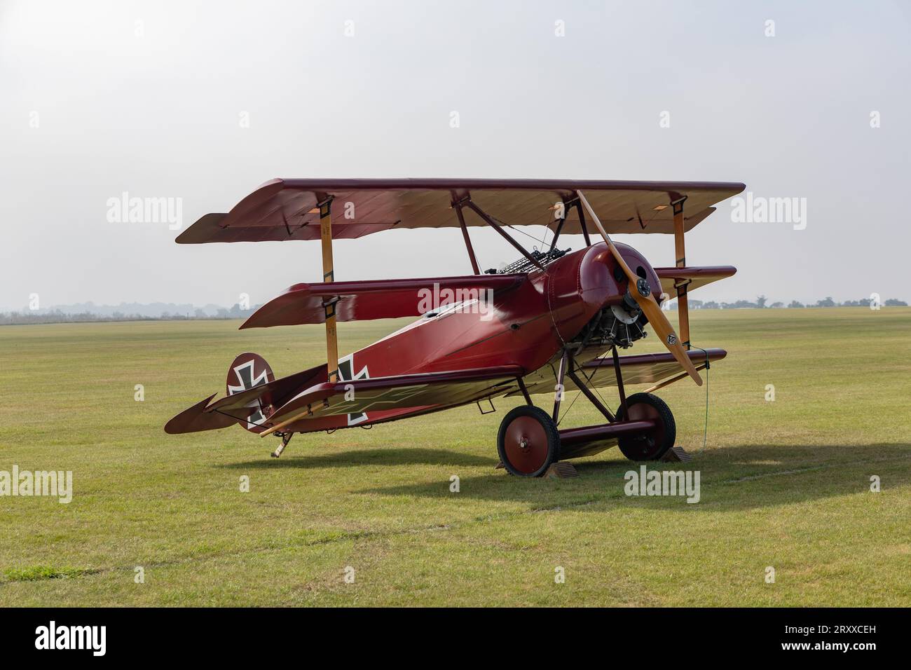 Une réplique du triplan Fokker Dr.1 de la Grande Guerre au salon aérien de la bataille d'Angleterre de 2023 à l'IWM Duxford Banque D'Images