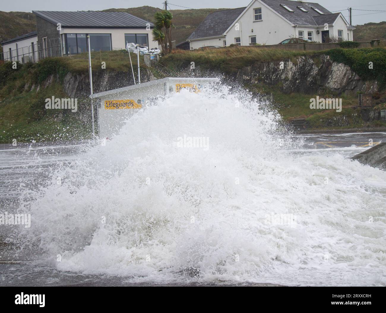 Atlantic Storm Waves Batter Sea Defences, Tragumna, West Cork, Irlande Banque D'Images