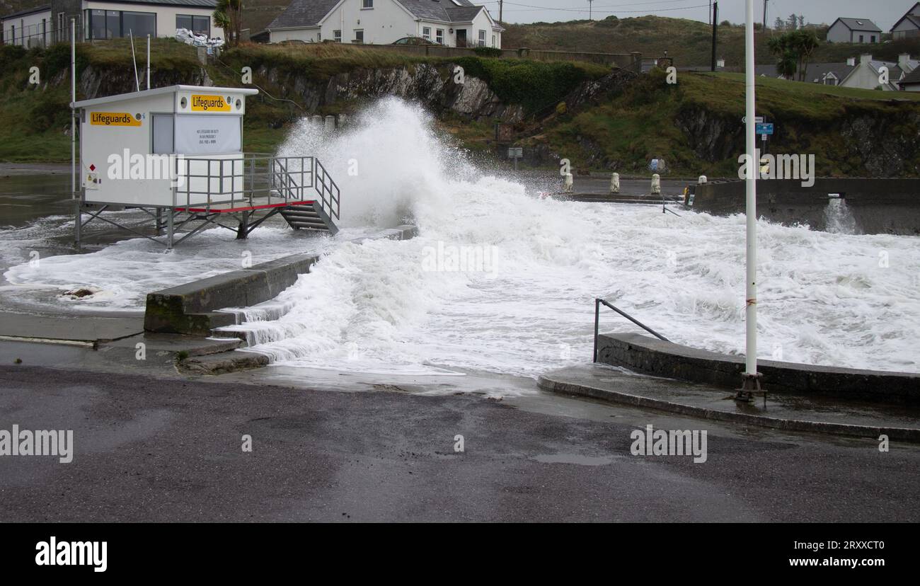 Atlantic Storm Waves Batter Sea Defences, Tragumna, West Cork, Irlande Banque D'Images