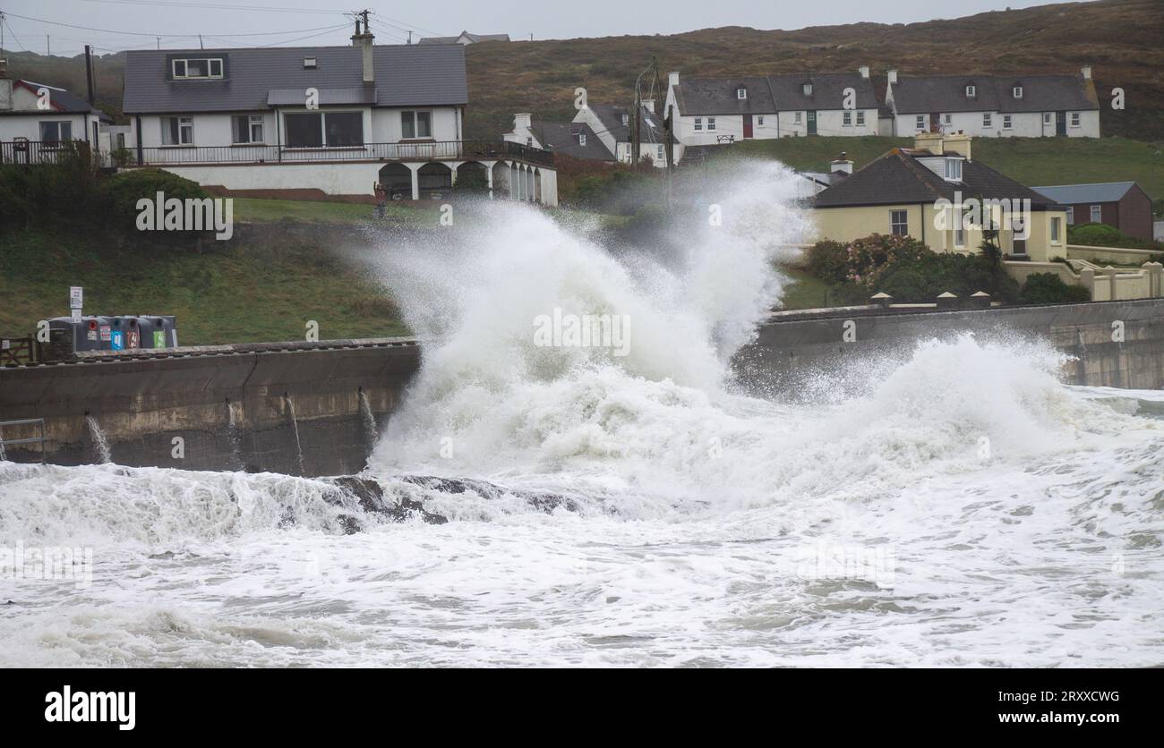Atlantic Storm Waves Batter Sea Defences, Tragumna, West Cork, Irlande Banque D'Images